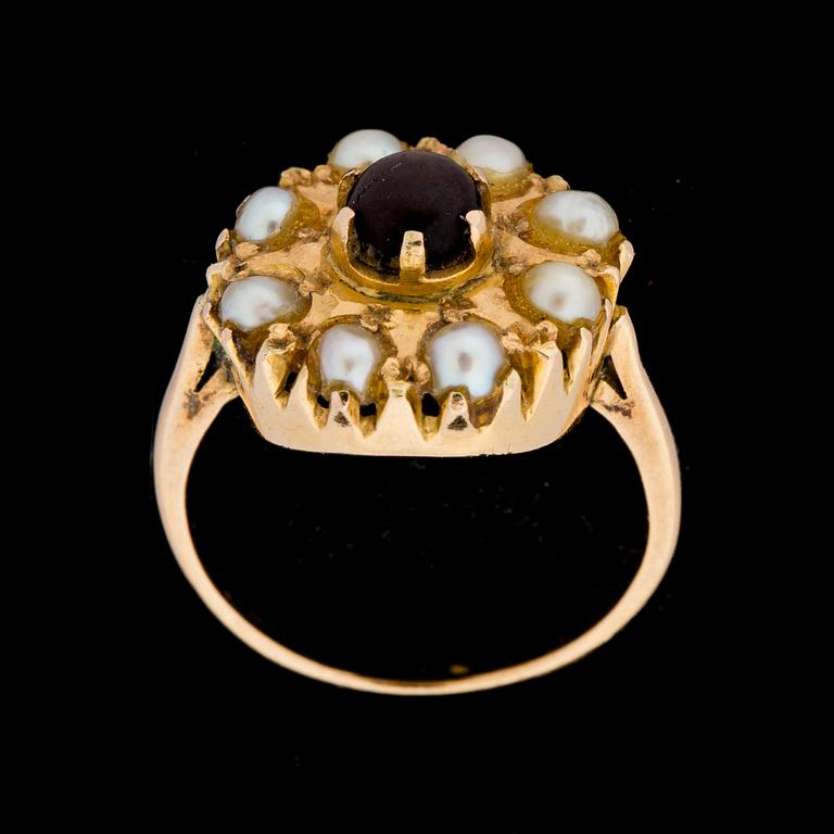 Ring, 18 k guld med pärlor samt lila sten. Vikt ca 4 g.
