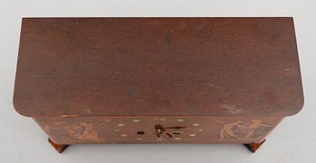 BORDSPENDYL, möjligen Mjölby Intarsia, 1900-talets mitt.