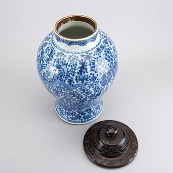 A CHINESE 18TH CENTURY PORCELAIN URN.