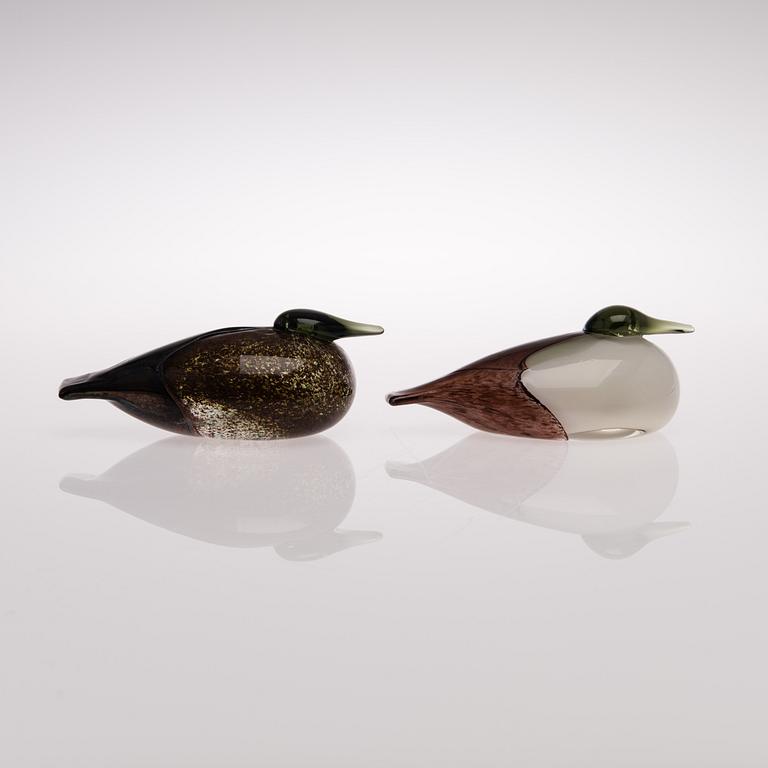 Two glass birds signed O. Toikka Nuutajärvi.