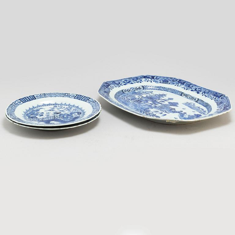 A blue and white export serving dish and a pair of plates, Qing dynasty, Qianlong (1736-95).