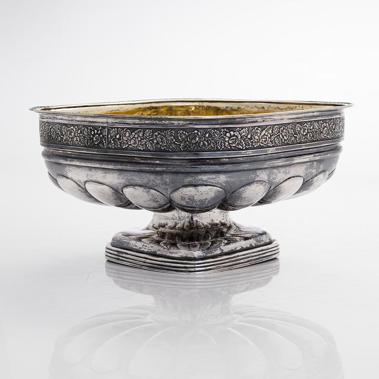 A parcel-gilt bonbonnière silver, maker's mark of Gustav Lindgren, St. Petersburg ca. 1820.