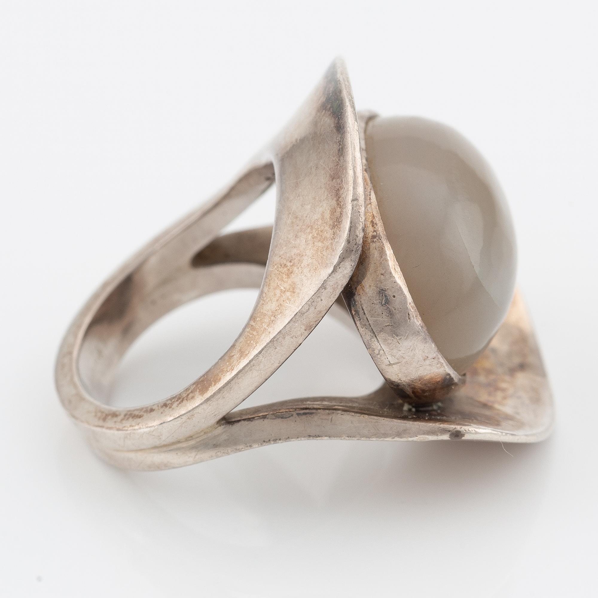 Ring sterlingsilver med vit cabochonslipad sten, Jan Brunk.