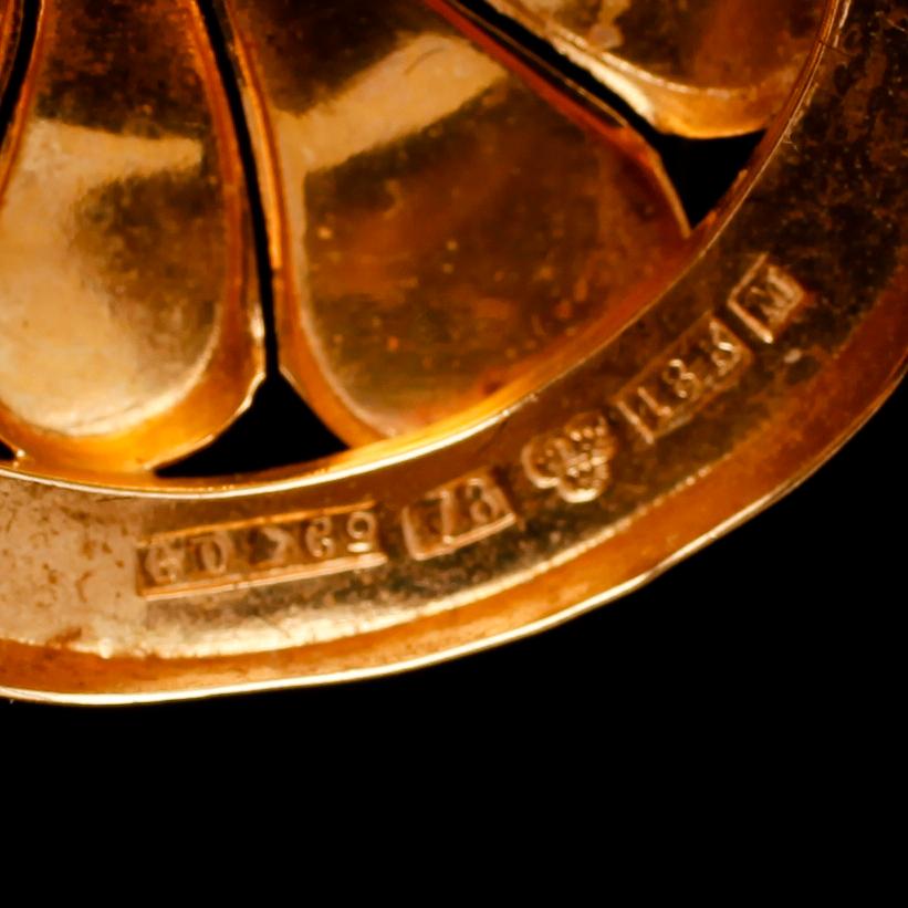 COLLIER MED HÄNGE, 18 k guld, hänge med svenska stämplar 1947. Vikt ca 10 g.