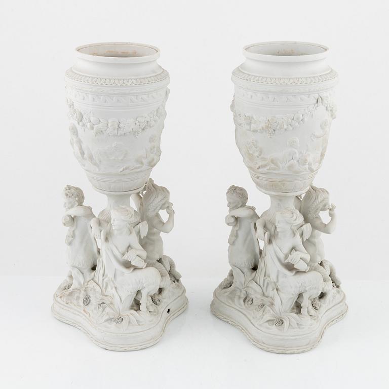 Urnor, ett par, parian, Oscar II:s ägarmärkning, 1800-talets mitt.