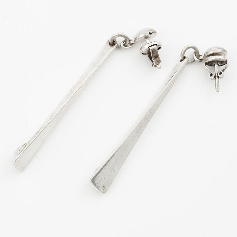 Sven-Erik Högberg, attributed to, örhängen, ett par, silver med opaler.