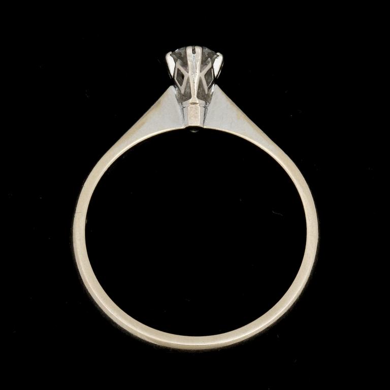 RING, 18k vitguld, rund briljantslipad diamant, ca 0,35ct enligt gravyr. Vikt ca 3g.