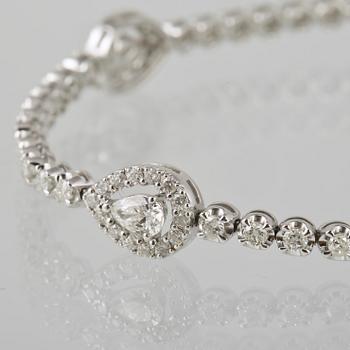ARMBAND, 18K vitguld med briljant och droppslipade diamanter ca 2.29 ct. Vikt 8,1 gram.