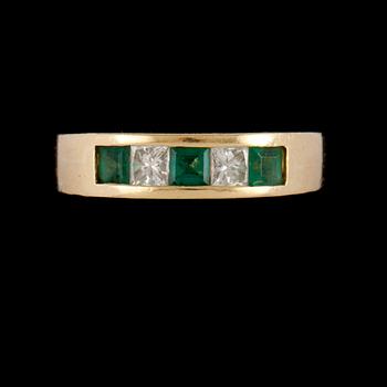 RING, 18K guld med 2 prinsesslipade diamanter och 3 fasettslipade smaragder. Vikt 5,3 g.
