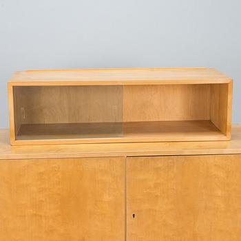 Aino Aalto, kaappi, malli 808 ja vitriini, malli 214 O.Y. Huonekalu- ja Rakennustyötehdas A.B. 1950-luvun alku.