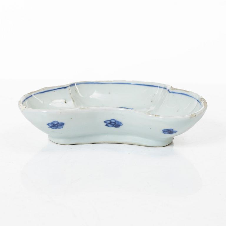 Skålfat, tre stycken, porslin. Kina, 1600-tal.