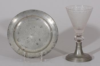 GLAS SAMT TALLRIK , tenn, 1700-tal resp 1818.