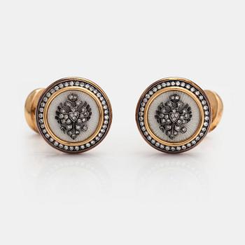 A pair of 18K gold cufflinks with brilliant cut diamonds ca. 0.90 ct in total.