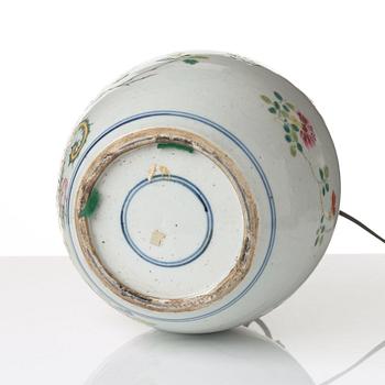 BORDSLAMPA/BOJAN, porslin. Qingdynastin, Qianlong (1736-95).