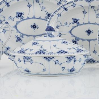 Royal Copenhagen, matservis, 70 delar, "Musselmalet", Danmark.