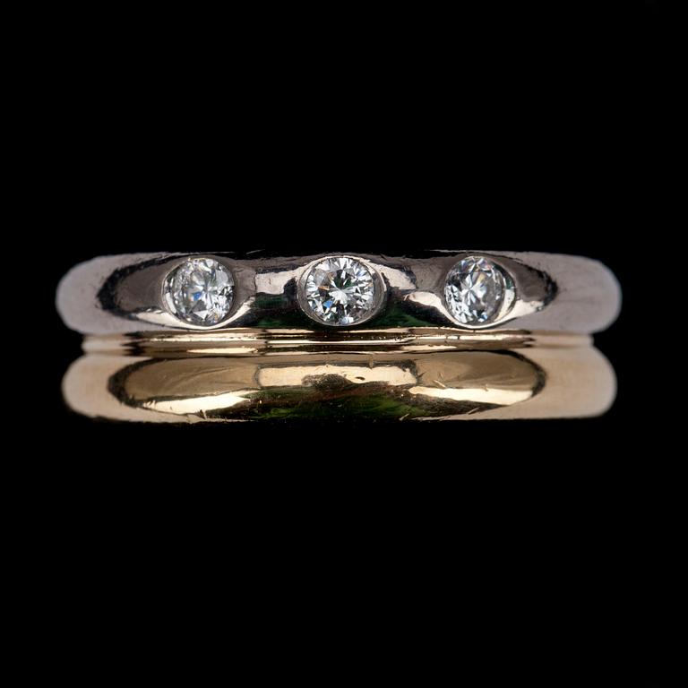 RING, gul- och vitguld 18K, 3 briljantslipade diamanter, finska kontrollstämplar 2002. Vikt 6,5 g.