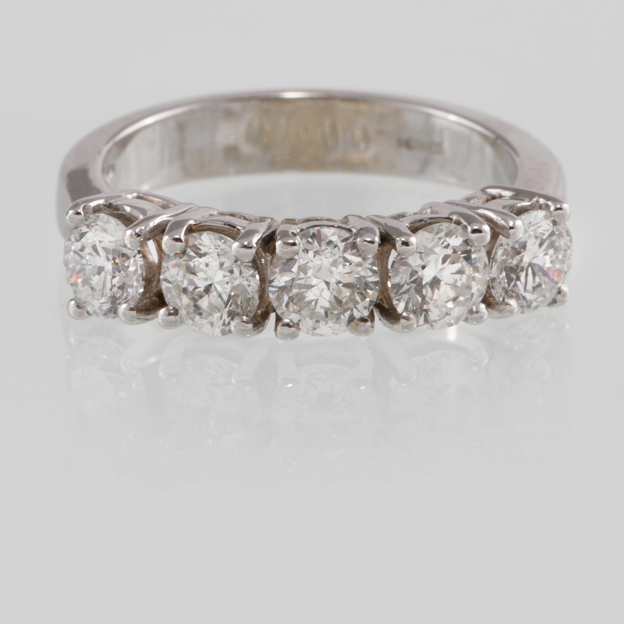 RING, 18k vitguld med 5 briljantslipade diamanter, 1.69 ct. Vikt 3,3 g.