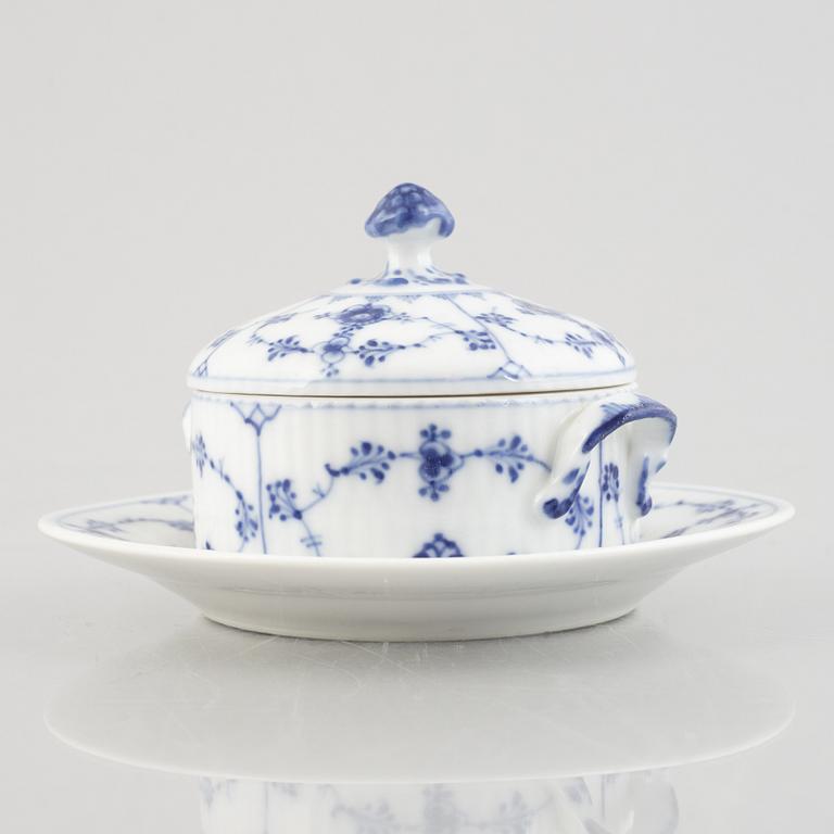 A 'Blue Fluted' / 'Musselmalet rifflet' porcelain butter dish, Royal Copenhagen, model 399, 1898-1923.