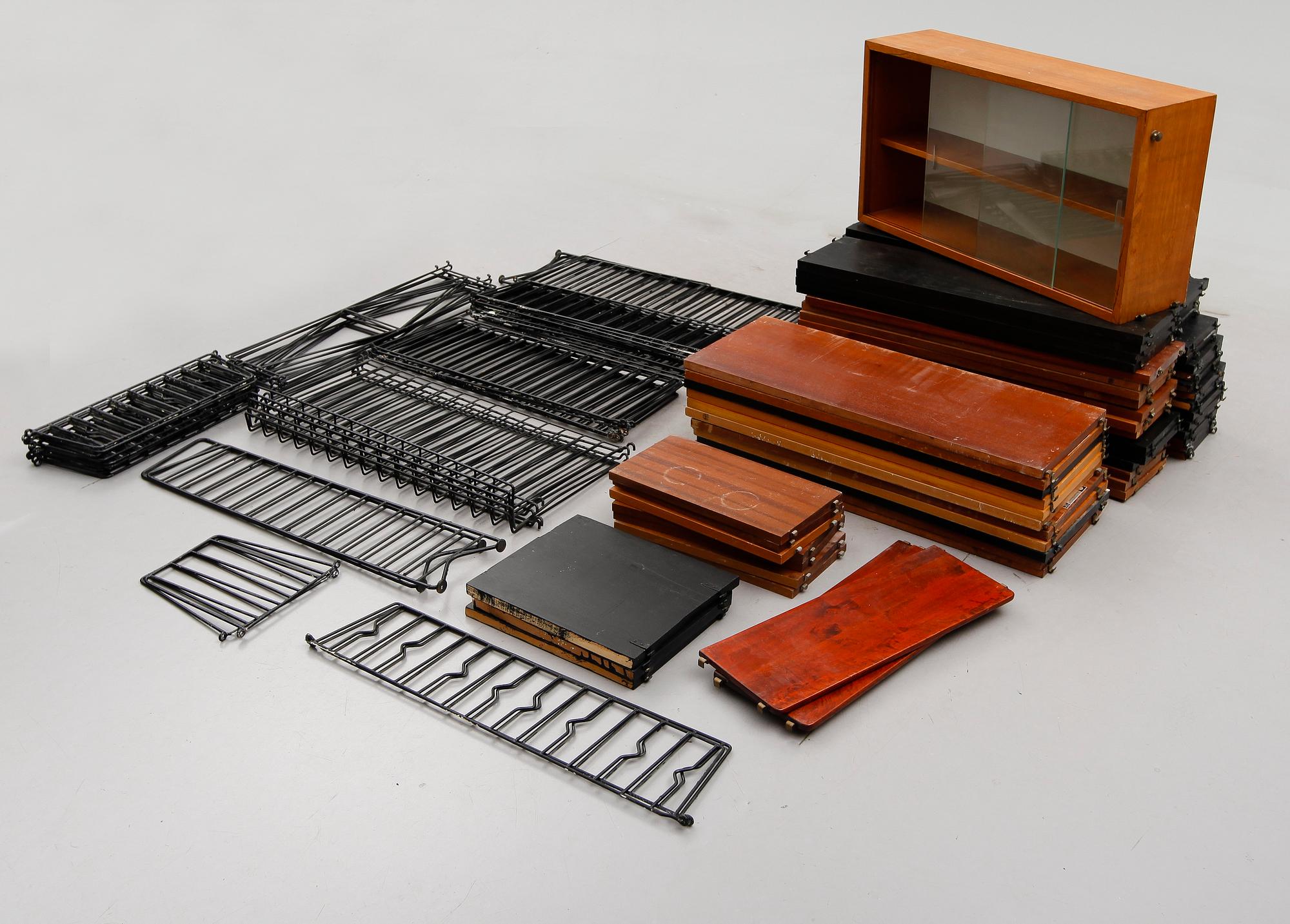 STRINGHYLLA OCH SKÅP, ca 100 delar, 1900-talets andra hälft.