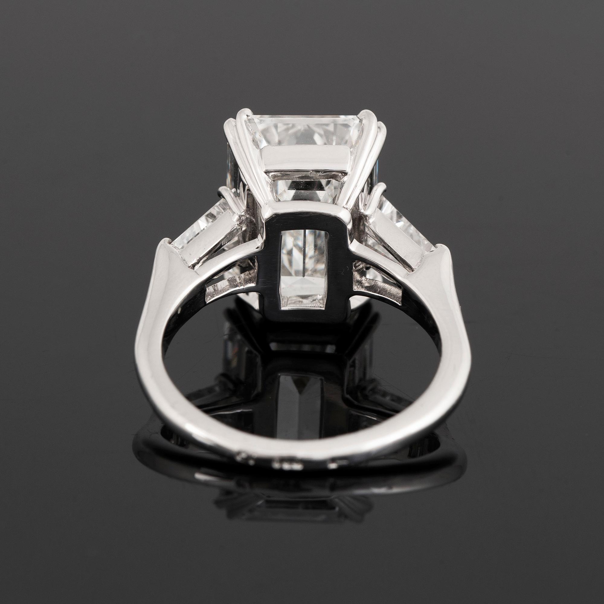 Ring platina med en smaragdslipad diamant.