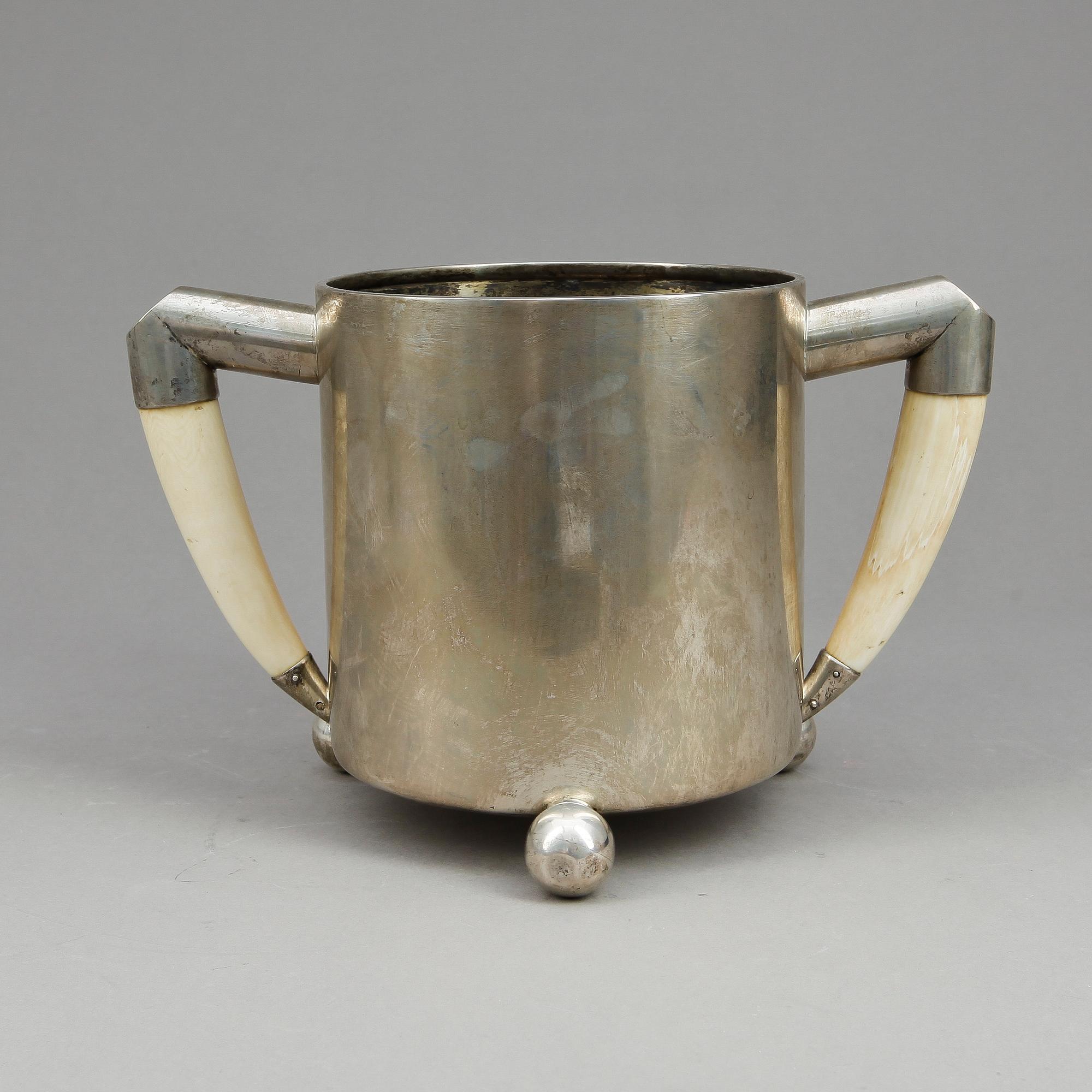 BÄGARE, silver, CG Hallberg, Stockholm, 1900. Vikt ca 1112g.