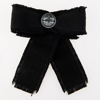 CHANEL JA GUCCI, kolme rintakorua.