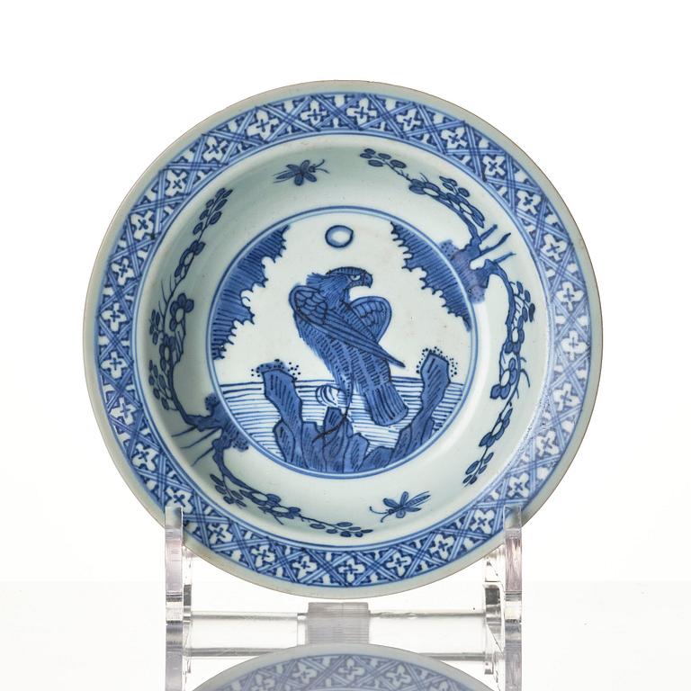 A blue and white wine ewer and a dish, Ming dynasty, Wanli (1572-1620).