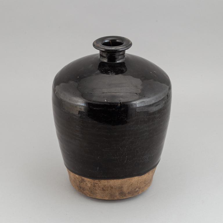 A Chinese 'Henan'-type song-style black and russet glazed wine jar,  17/18th century or older.