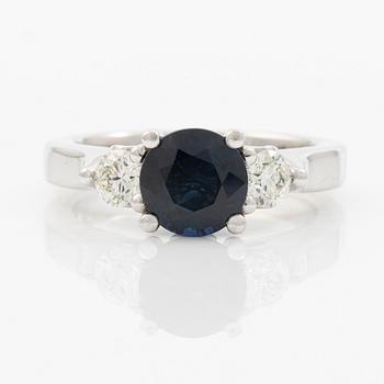 Ring 18K white gold with sapphire and brilliant-cut diamonds.