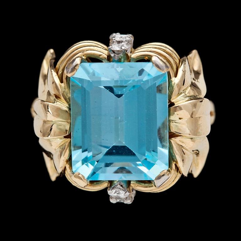 RING, smaragdslipad blå topas med briljantslipade diamanter, tot. ca 0.30 ct.