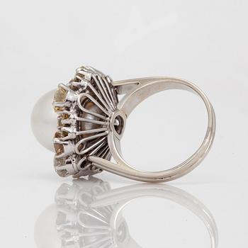RING med troligen äkta saltvattenpärla samt olikfärgade briljantslipade diamanter totalt ca 2.80ct.