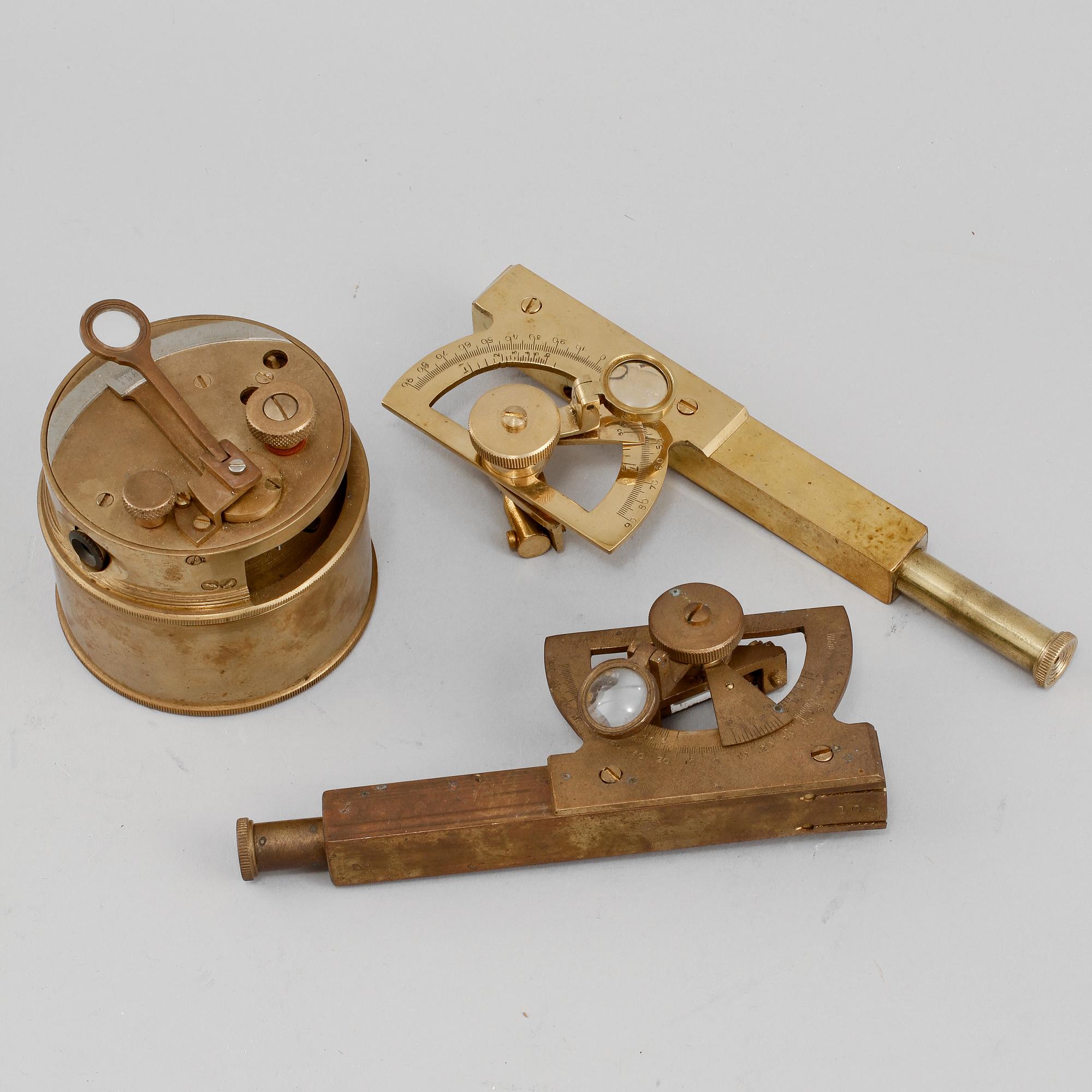 FICKSEXTANT SAMT HÖJDMÄTARE, 2 st, mässing, 1900-talets första hälft.