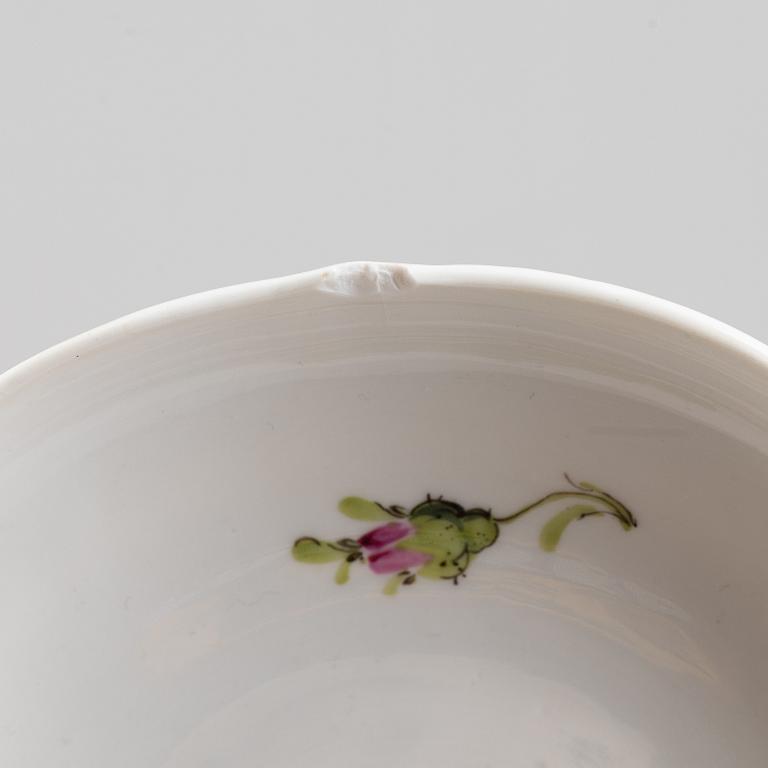 Te- och kaffeservis, 28 delar, samt tvättfat med kanna, porslin, Meissen, omkring år 1900.