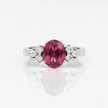 RING, 18K vitguld med rosa turmalin 1,70 ct och briljantslipade diamanter tot ca 0,26 ct. Vikt 6 gram.