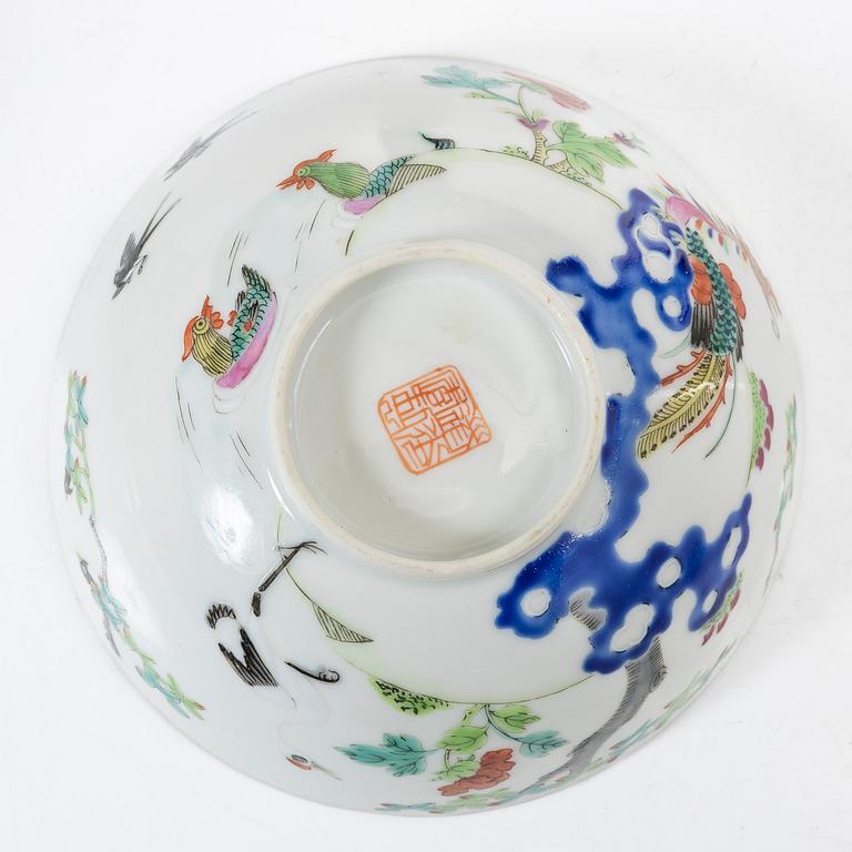 Skålar, tre stycken, samt litet blåvitt ytterfoder och lackask, porslin, Qingdynastin, 1800-tal.