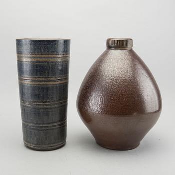 ARTHUR ANDERSSON, golvvaser 2 st Vallåkra saltglaserat stengods  signerade 1900-talets andra  hälft.