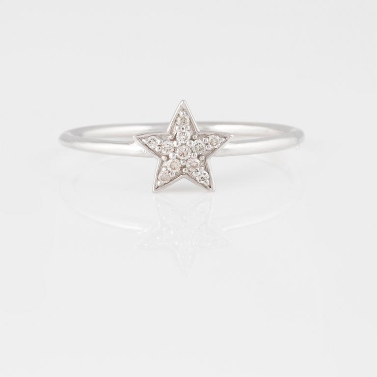 RING, 18K vitguld med briljantslipade diamanter ca 0.06 ct. Vikt 1,4 gram.