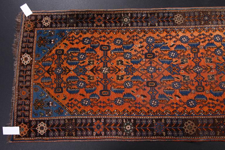 GALLERIMATTA, orientalisk. Ca 303 x 79.