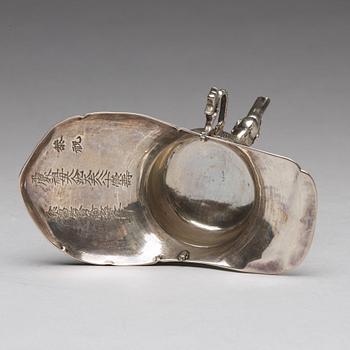 VINOFFERKÄRL, silver. Qingdynastin, 1800-tal med inskription.