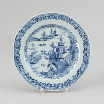 A set of 8 blue and white dinner plates, Qing dynasty, Qianlong (1736-95).