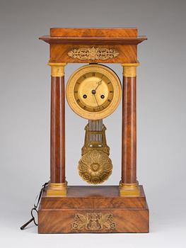 BORDSPENDYL, empire. 1800-talets första hälft.