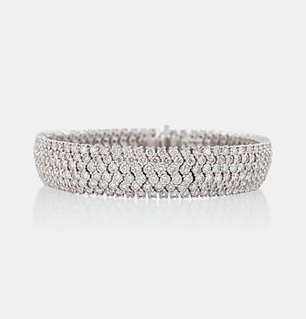 1238. ARMBAND med briljantslipade diamanter, circa 19.00 ct totalt.