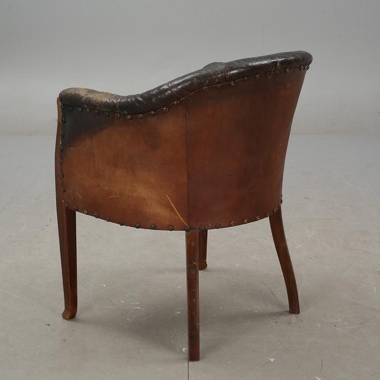 FÅTÖLJ, läderklädd, 1900-talets första hälft.