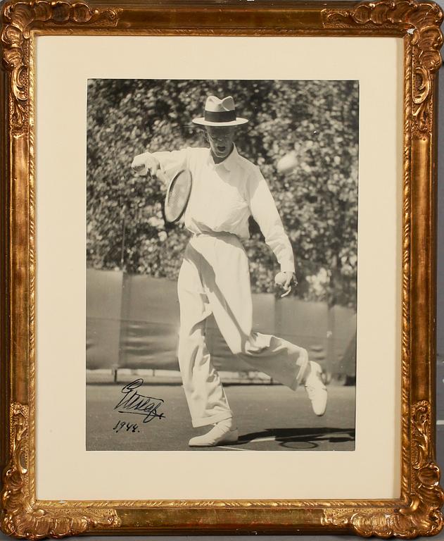 KUNGLIGT FOTOGRAFI, Gustaf V, signerad av kungen 1944.