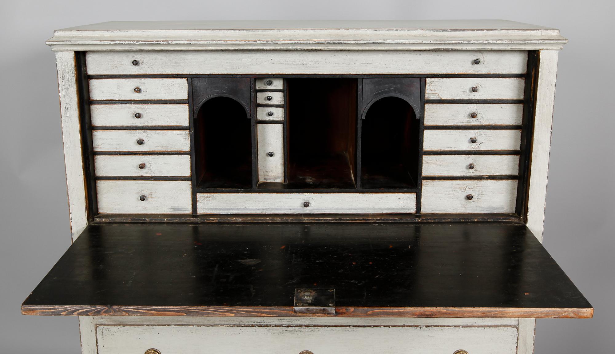 CHIFFONJÉ, sengustaviansk, 1800-talets början.