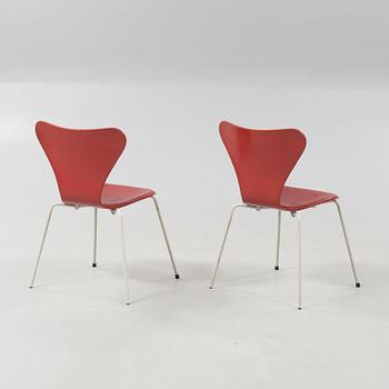 ARNE JACOBSEN, stolar, ett par, "Sjuan", Fritz Hansen, 1995.