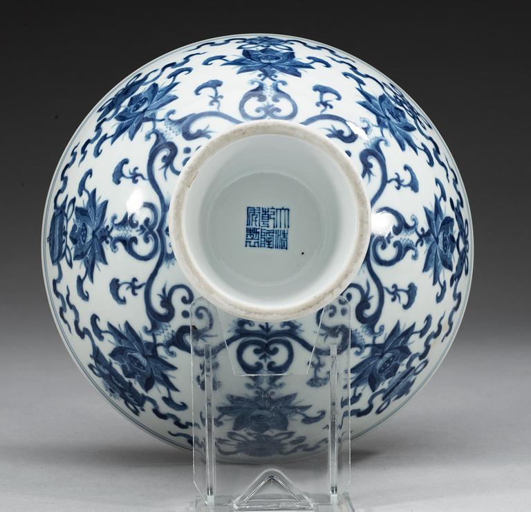 A blue and white tazza, late Qing dynasty.