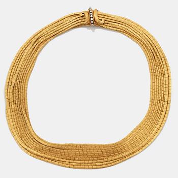 860. An 18K gold necklace set with round brilliant-cut diamonds.