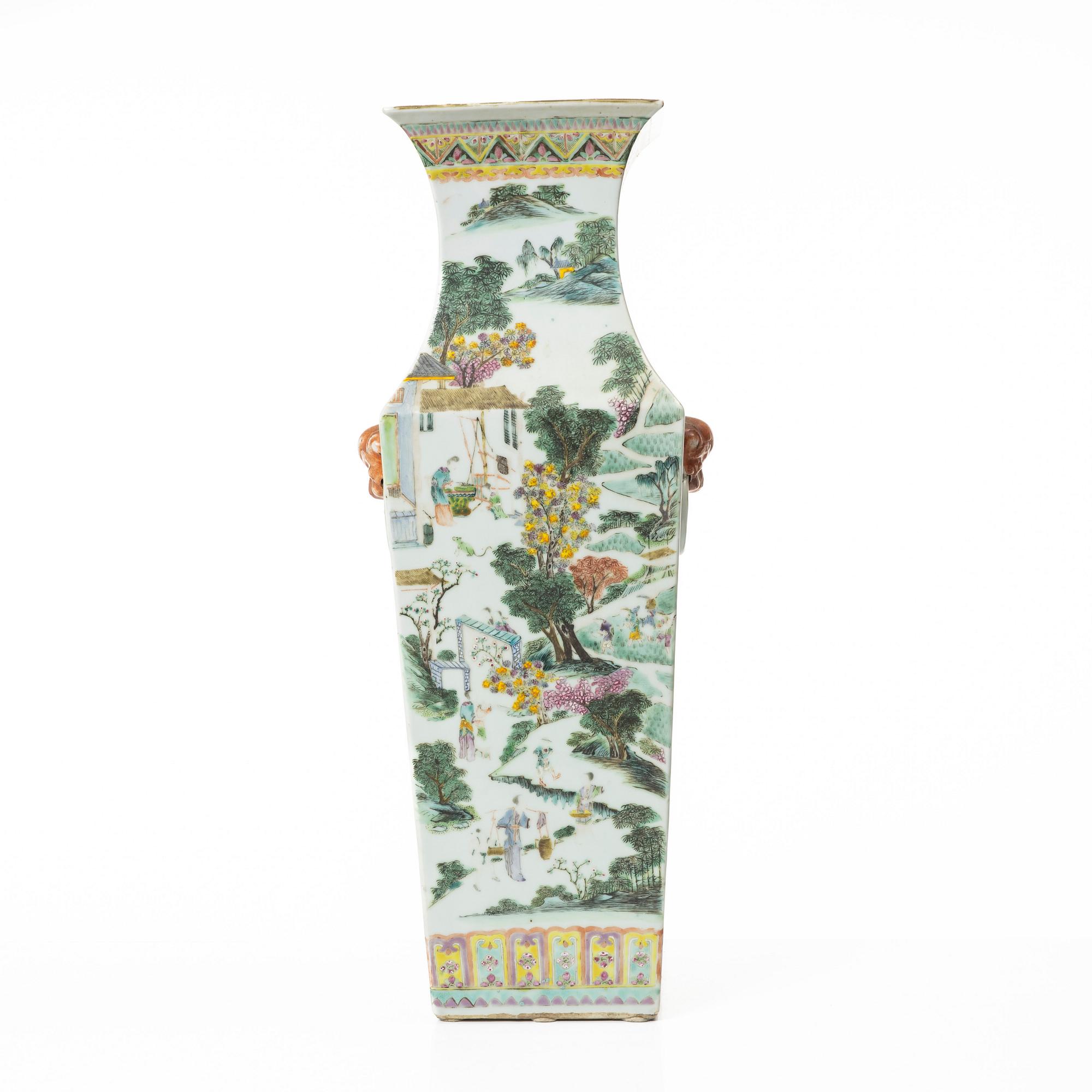 A large Chinese famille rose porcelain vase, late Qing dynasty / early 1900s.