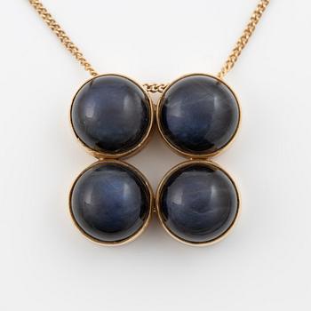Hänge med kedja, 18K guld med spektrolit, Finland 1964.